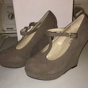 5in Grayish-Tan front buckle wedge